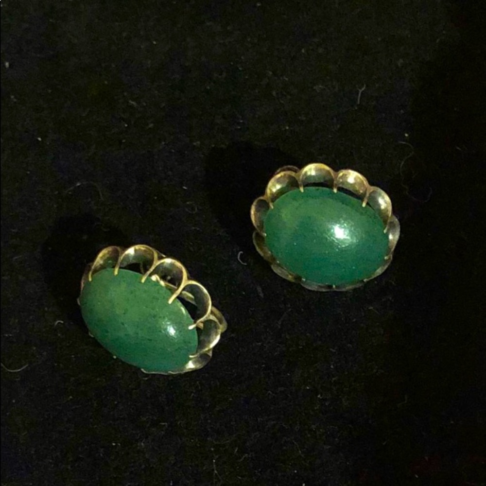 Vintage Sterling Silver & Oval green natural Nephrite Jade Screw back Earrings.